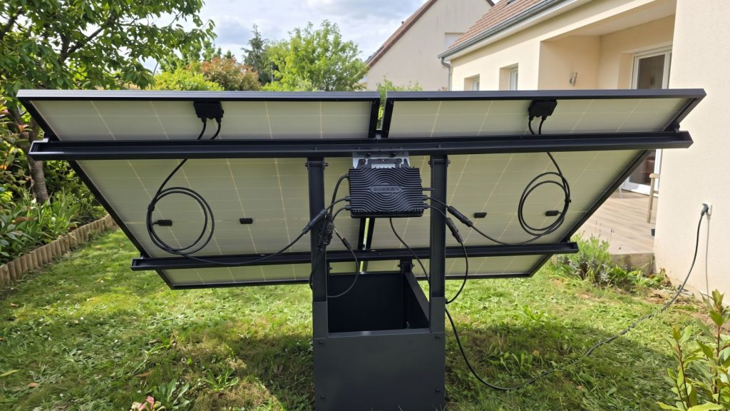 Micro-onduleur solaire fixé sous un panneau photovoltaïque